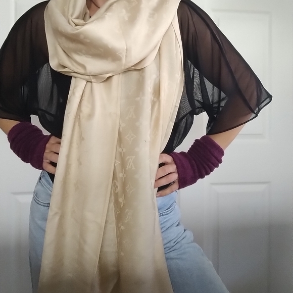 Louis Vuitton Shine Monogram Shall - Picture 12 of 12